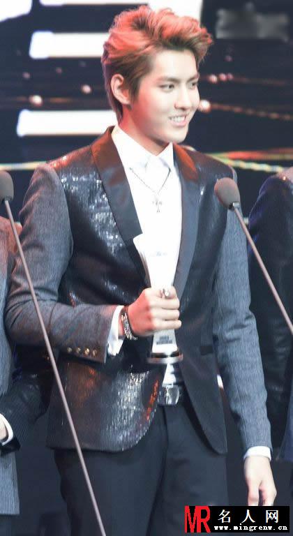吴亦凡2013年百度沸点获奖 手持奖杯帅气发表获奖感言(1)