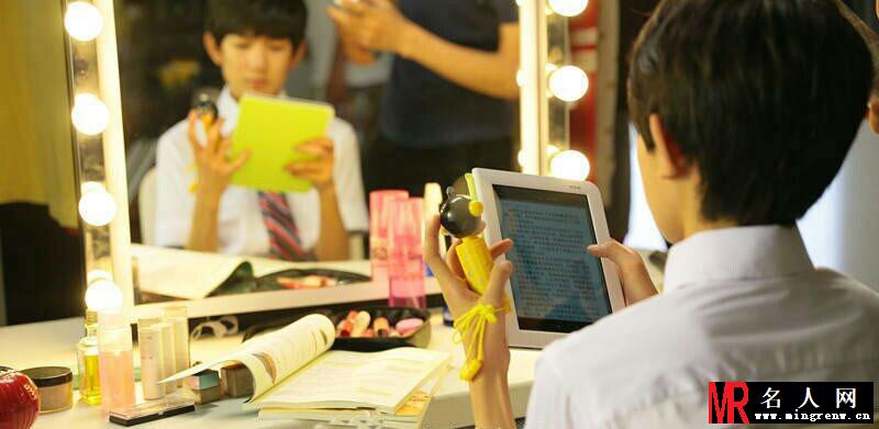 TFBOYS代言步步高广告 和何炅老师合照(1)
