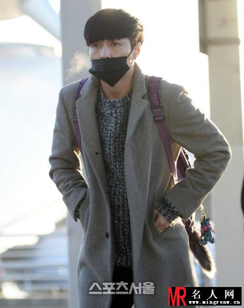 EXO张艺兴2014年12月机场写真 韩国赴香港时尚帅气(1)
