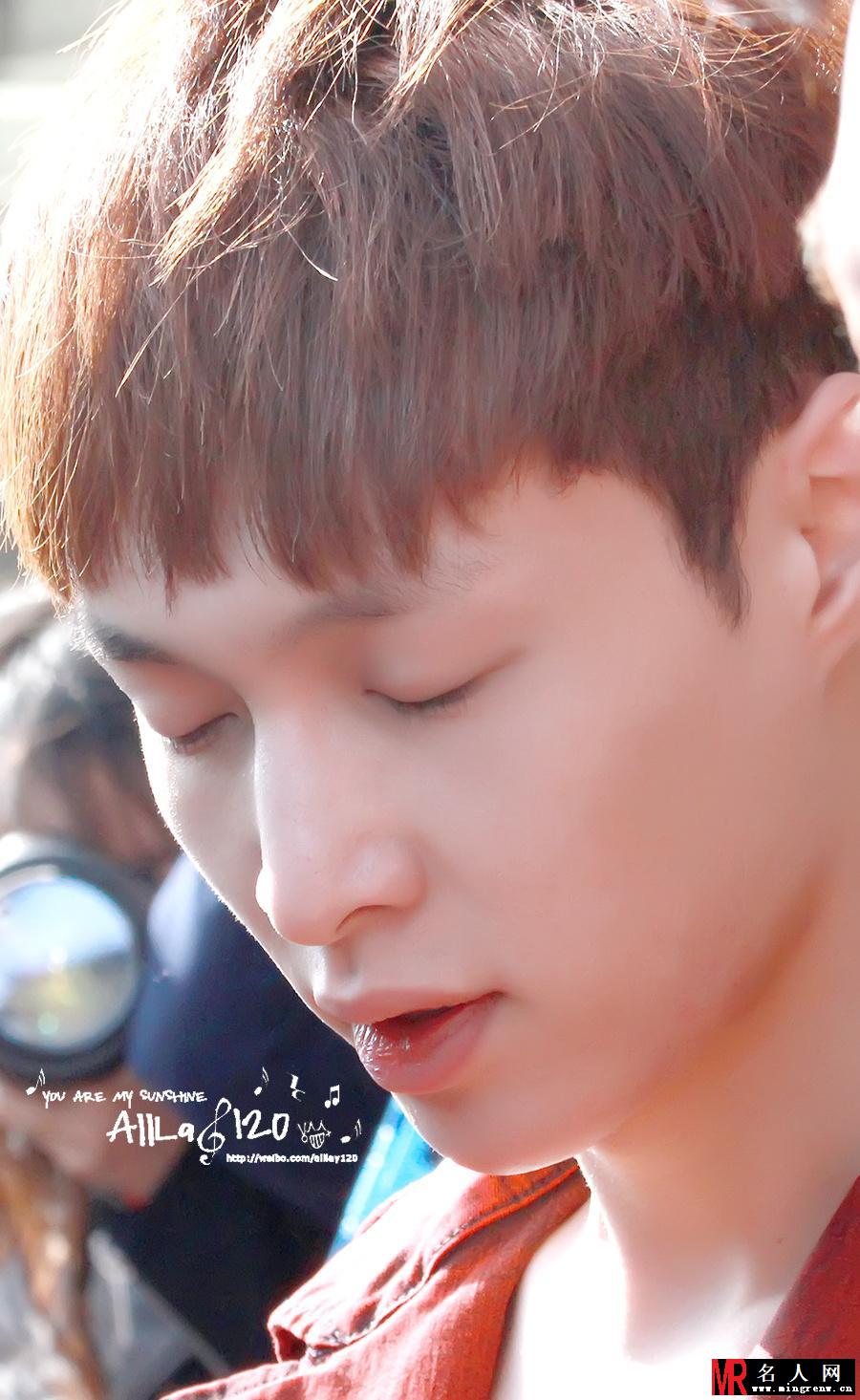 EXO张艺兴2013年3月现身机场 与队友同行红色外套抢眼(1)