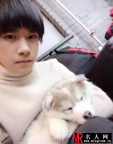 TFBOYS易烊千玺2015最新生活照 青春可爱充满阳光(1)
