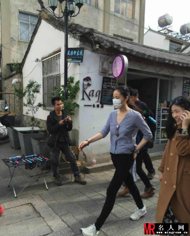 天后王菲携女儿李嫣出游 遭路人疯狂拍摄(1)