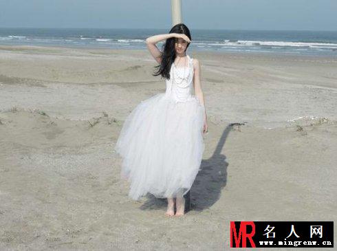 刘亦菲昔日白色婚纱照写真 散发高贵典雅迷人气质(1)