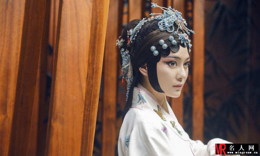 张馨予古典装扮亮相  精致妆容获赞(1)