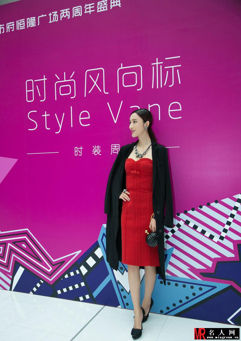 张俪低胸出席活动 满面桃红心情佳(1)