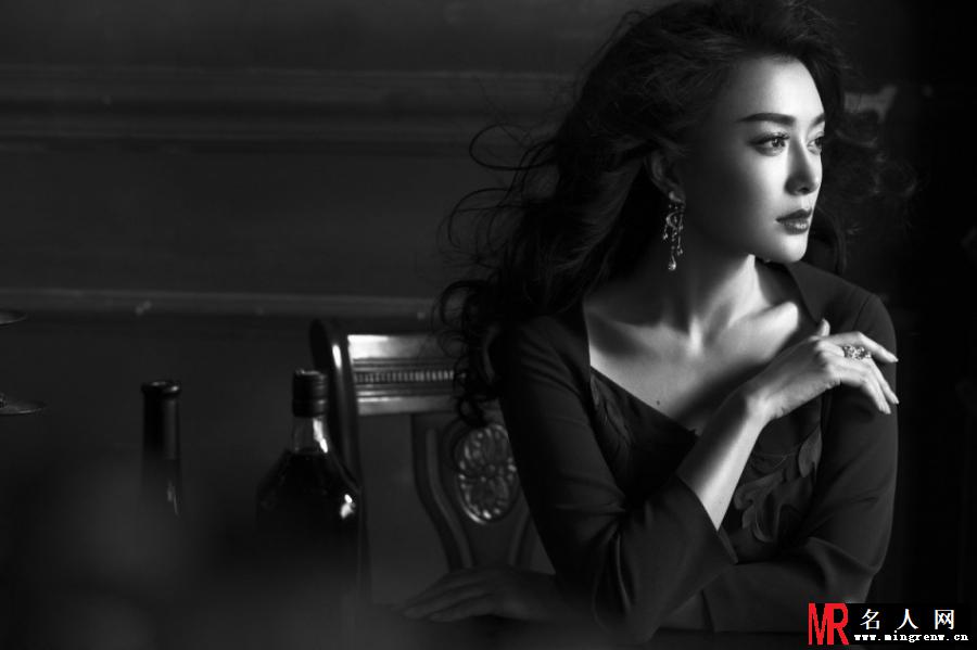 秦岚最新时尚大片 尽显慵懒女人味(1)