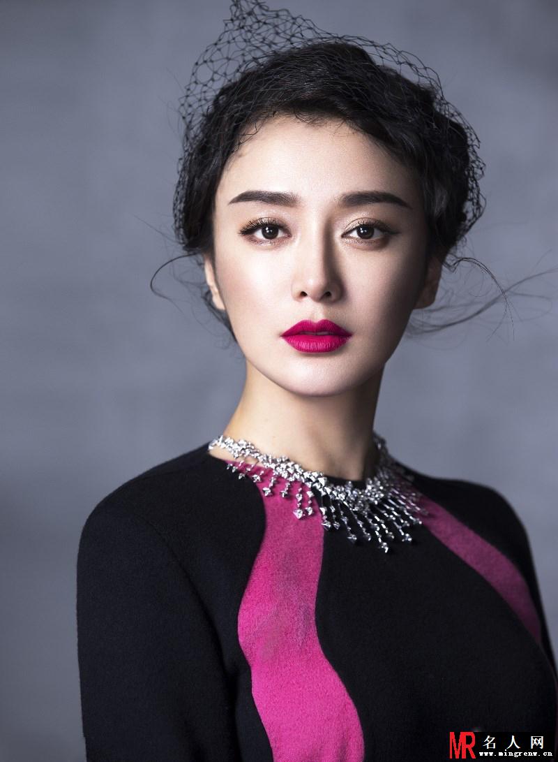 秦岚最新时尚大片 尽显慵懒女人味(1)