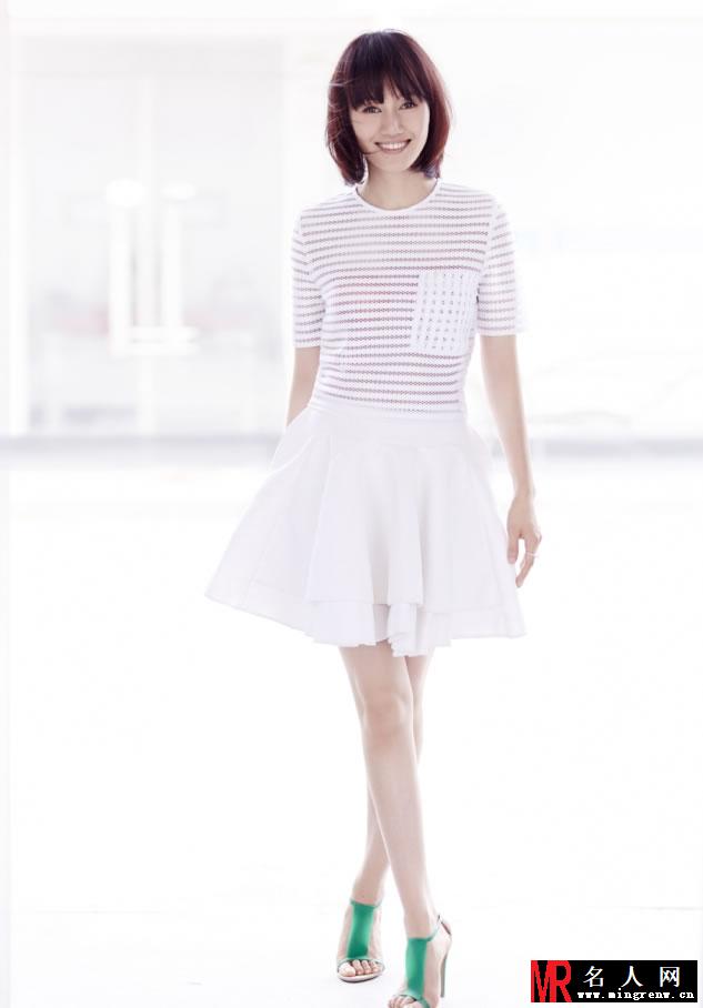 袁泉纯白写真 俏丽短发展率性(1)
