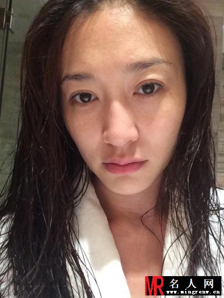 人妻李小冉素颜自拍 剔透肌肤获网友点赞(1)