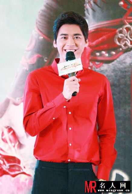 李易峰红衣现身 携手小师妹迪丽热巴卖萌(1)