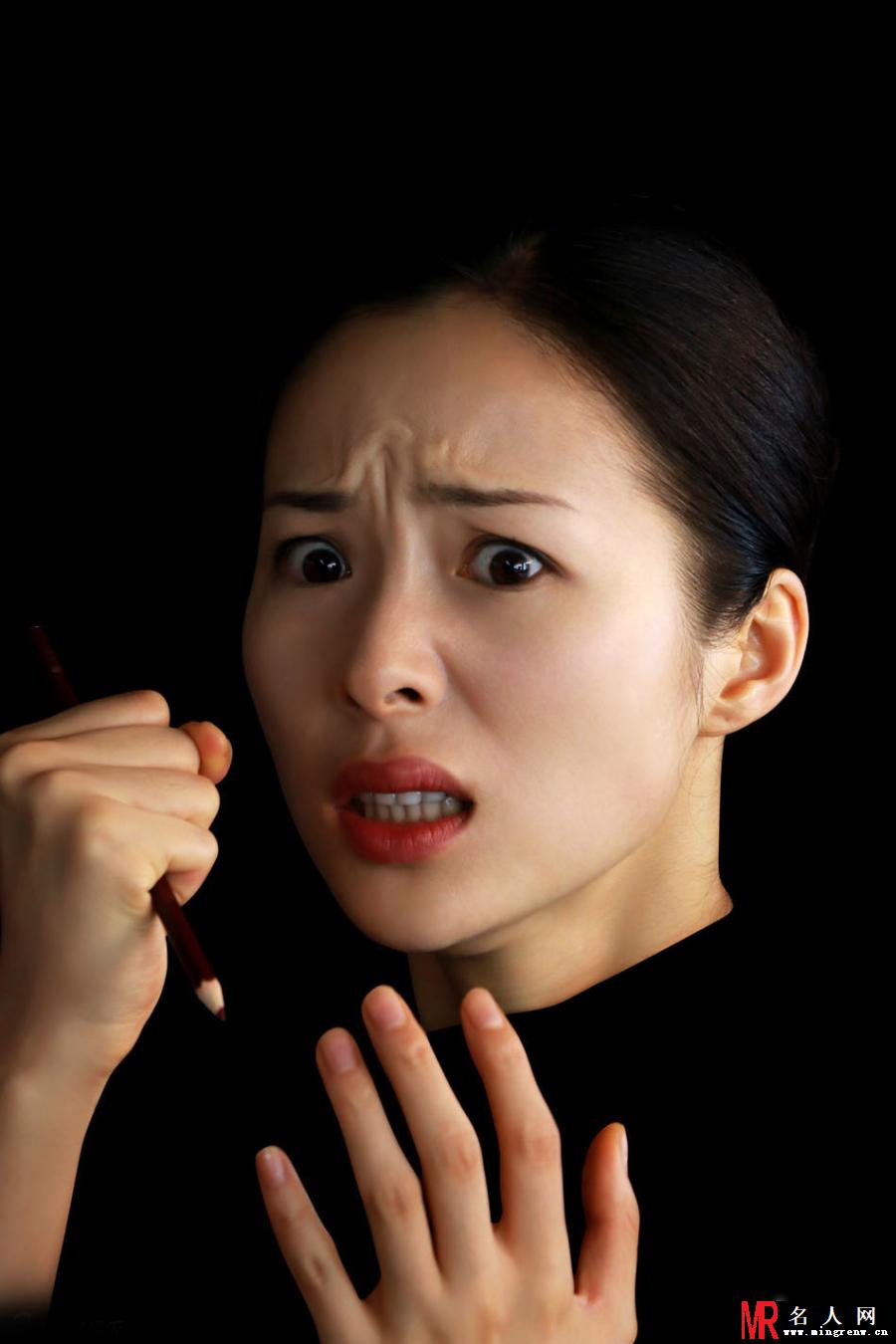 江一燕搞怪写真曝光 变身鬼脸表情后(1)