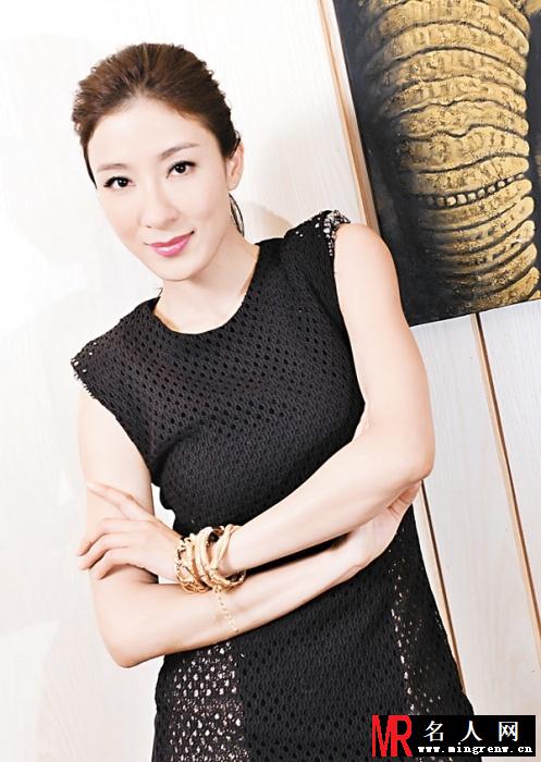 杨怡御姐范写真曝光 大秀修长美腿(1)