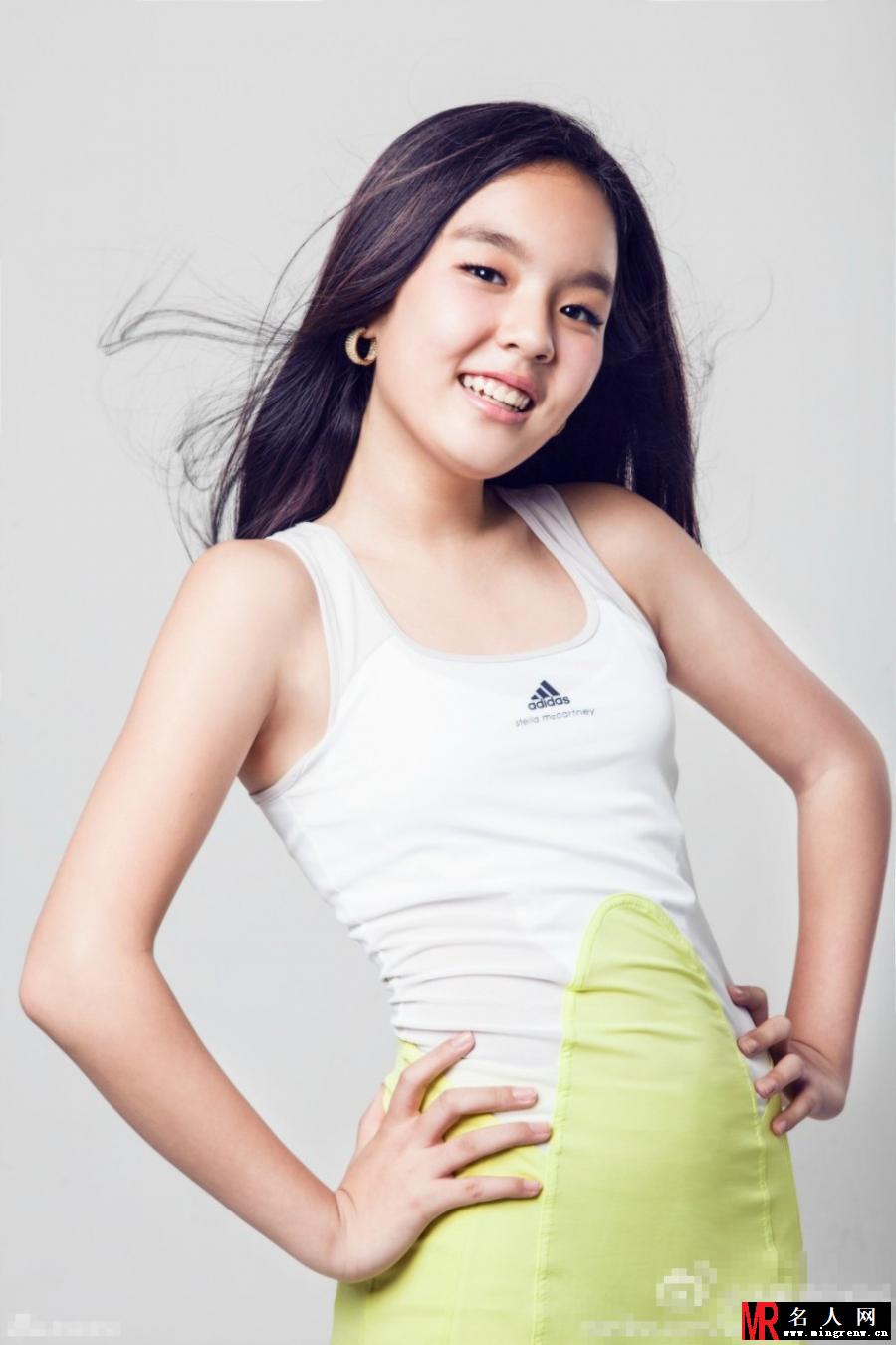 李咏女儿女大十八变 助阵世界杯青春靓丽(1)