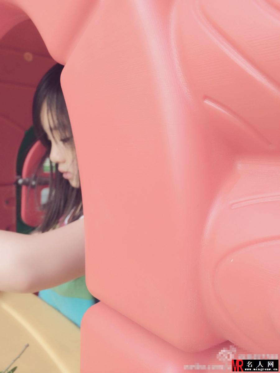 黄磊女儿多多最新生活照 公园畅快玩耍(1)