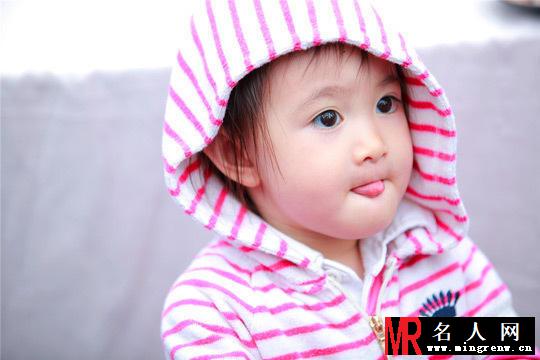 王中磊变身温柔奶爸 对萌娃奥莉爱不释手(1)