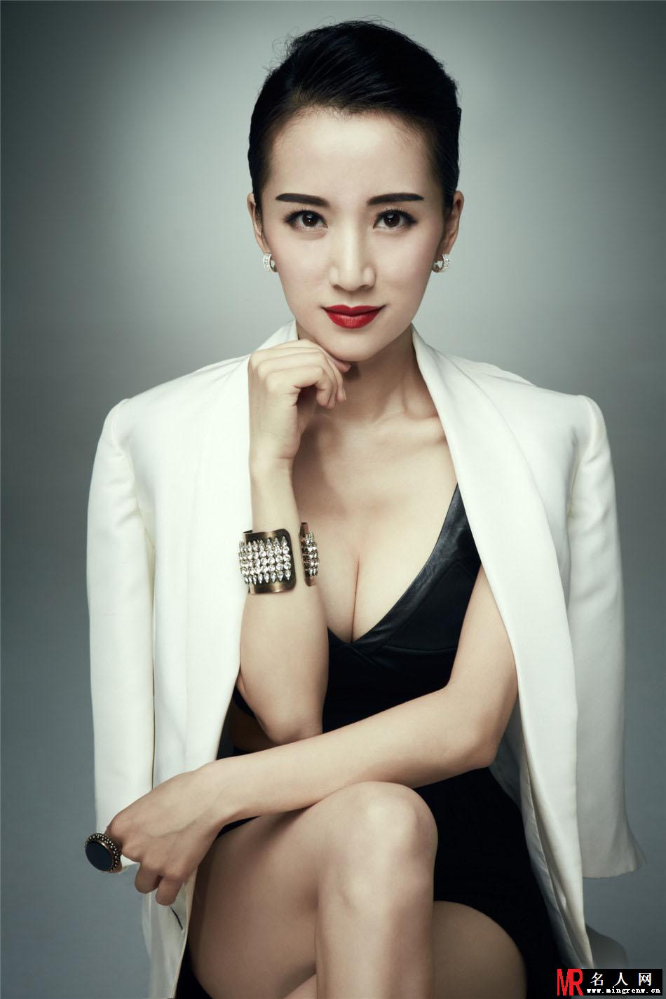 李念最新写真曝光 时尚性感显别样魅力(1)