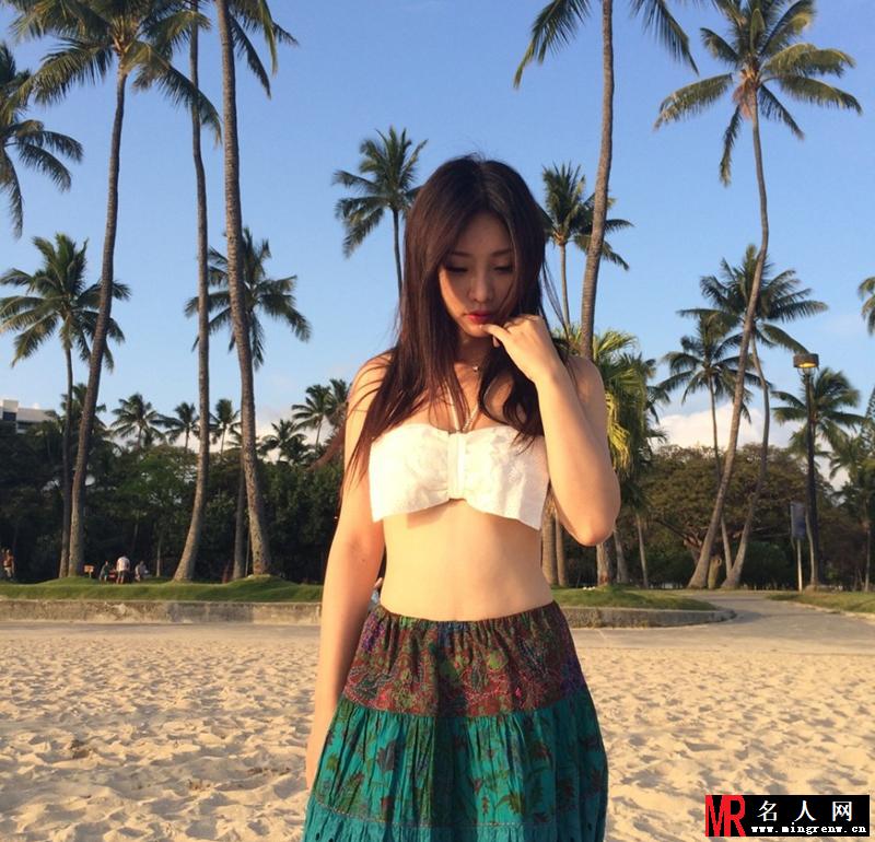 女神柳岩沙滩藏胸露腰 甜美妩媚海边倩影(1)