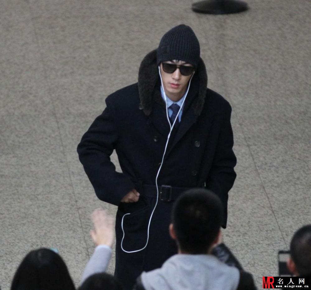 张亮携娇妻寇静现身机场 众人围堵秀甜蜜(1)