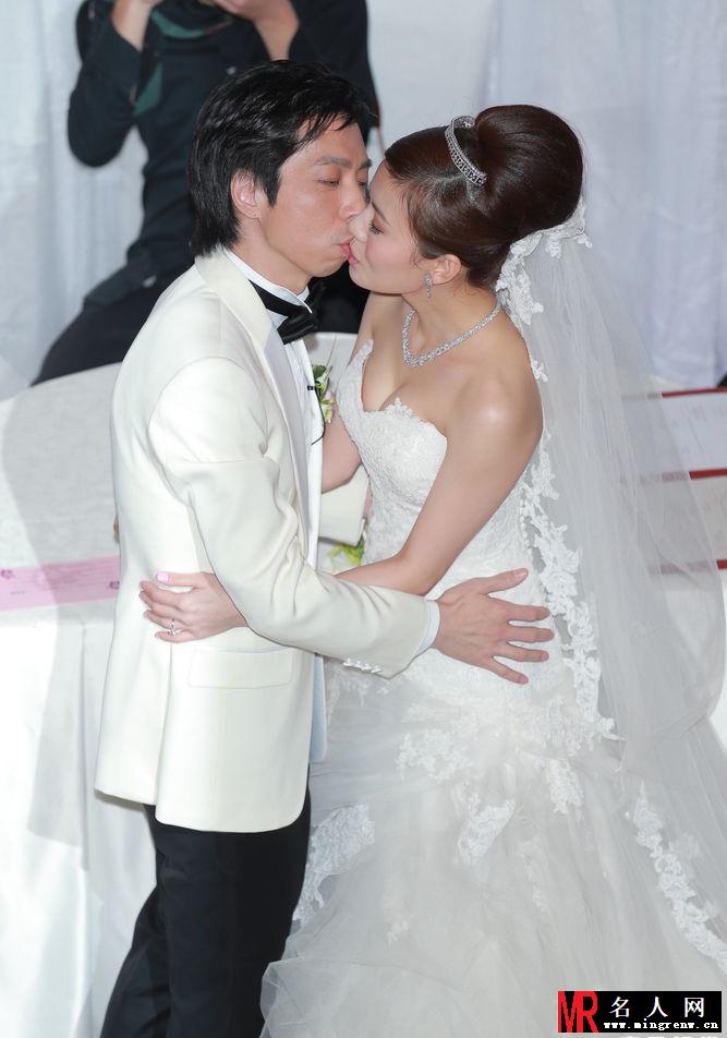 张美妮婚礼现场照曝光 与新郎热吻甜蜜幸福(1)