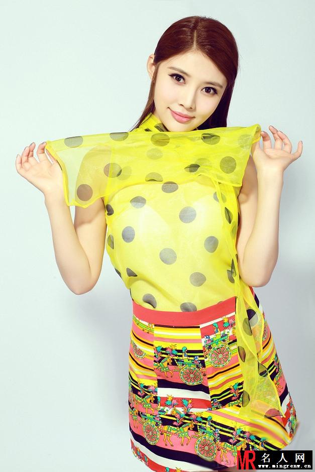 徐冬冬穿自创潮牌写真 展神秘甜美气息(1)