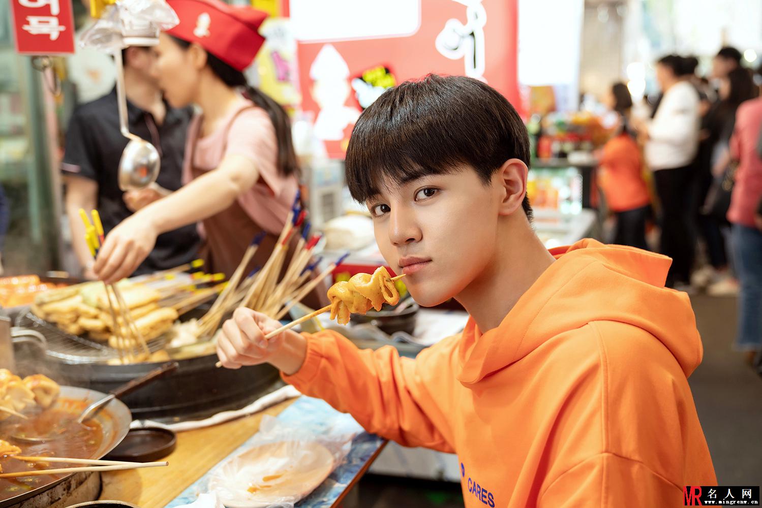 杨淳皓旅行生活照曝光  变身“吃货”解锁异国街头美食(1)