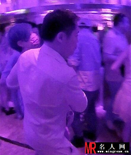 40岁佘诗曼街头醉酒 被男友人揽腰搀扶(1)