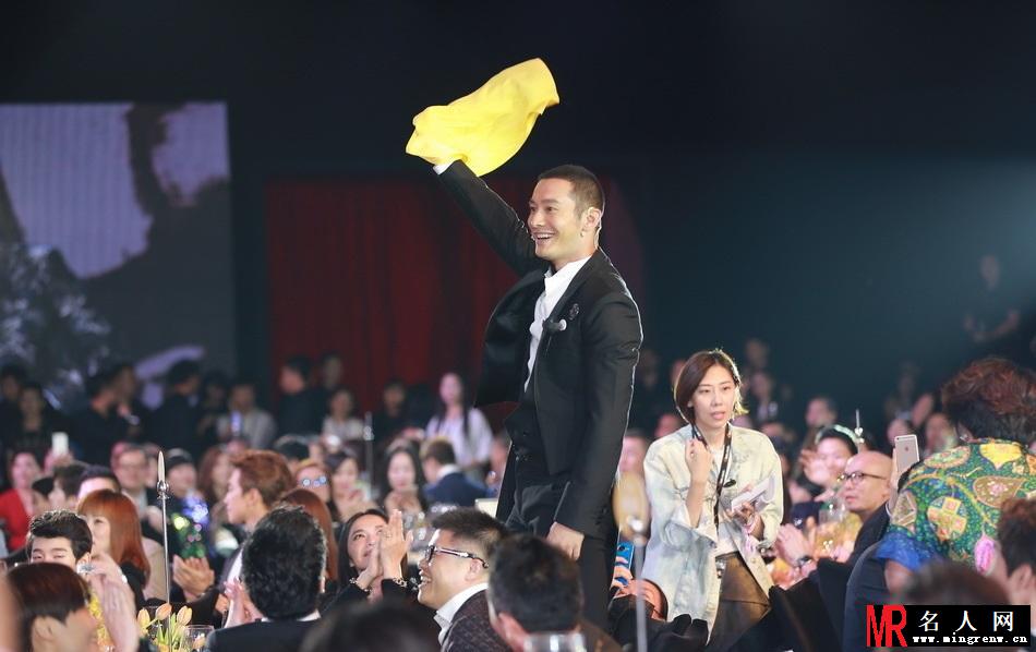 芭莎明星慈善夜内场 众星分组竞技自拍上瘾(1)