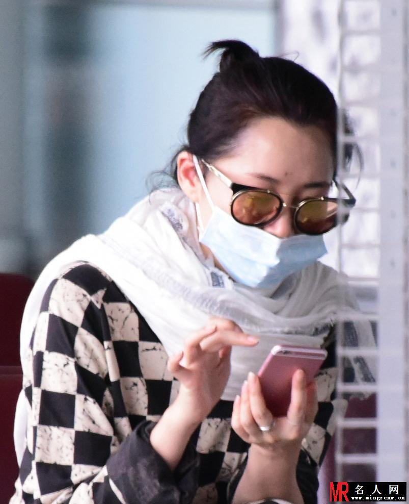 许晴丝巾口罩遮面现身机场 穿短裙秀美腿(1)
