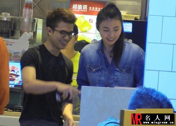 王敏德爱女王丽嘉恋与男友逛街 当街被摸胸(1)