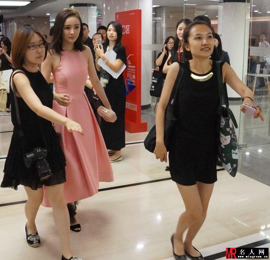 辣妈也玩小清新 杨幂粉裙美艳众人护驾(1)