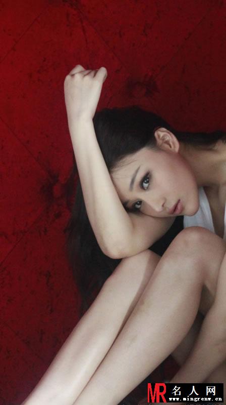 张馨予曝光一组室内白色性感写真 酥胸长腿美不胜收(1)