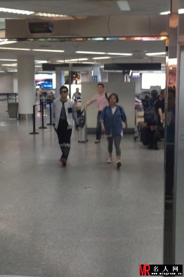 周杰伦抵达上海第四季《中国好声音》拍摄宣传片(1)