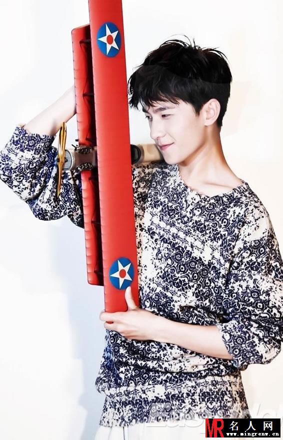 杨洋EasyIdol鬼马写真 演绎时尚轻熟男(1)