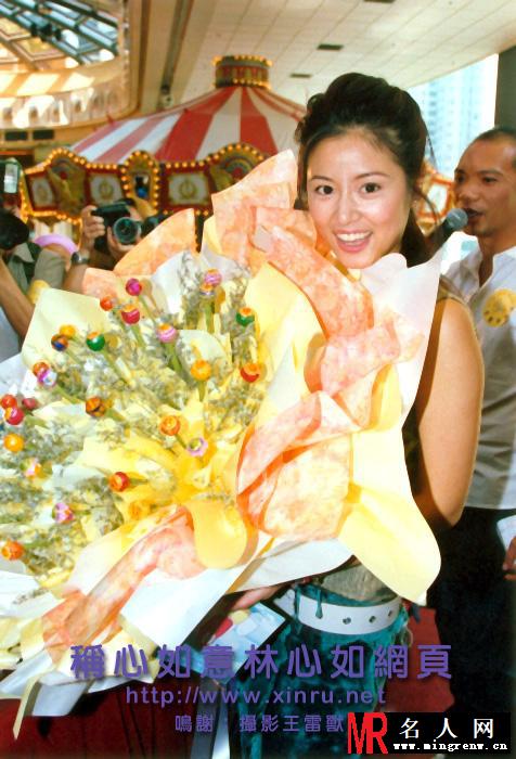 林心如参加香港爱心慈善拍卖会大秀厨艺做汉堡 现场玩嗨(1)