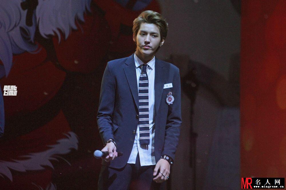 吴亦凡2013年亮相SKT日山公演与EXO众成员引爆全场激情(1)