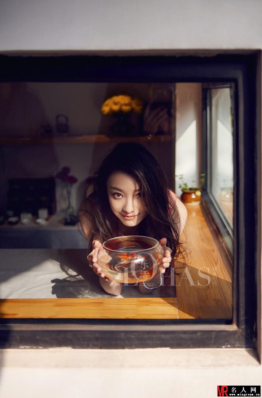 倪妮百变造型 居家装扮俏丽写真(1)