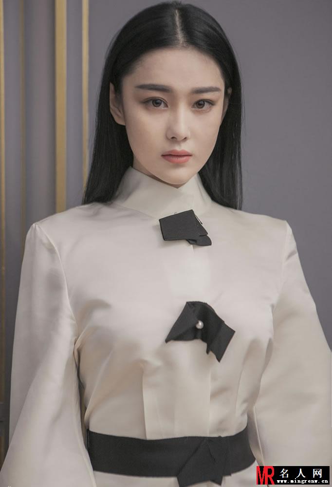 张馨予复古靓丽写真 纯白长裙梦幻迷人(1)