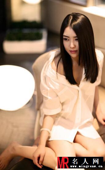 黎一萱白衬衫氧气写真 露腿娇媚撩人春光乍泄(1)
