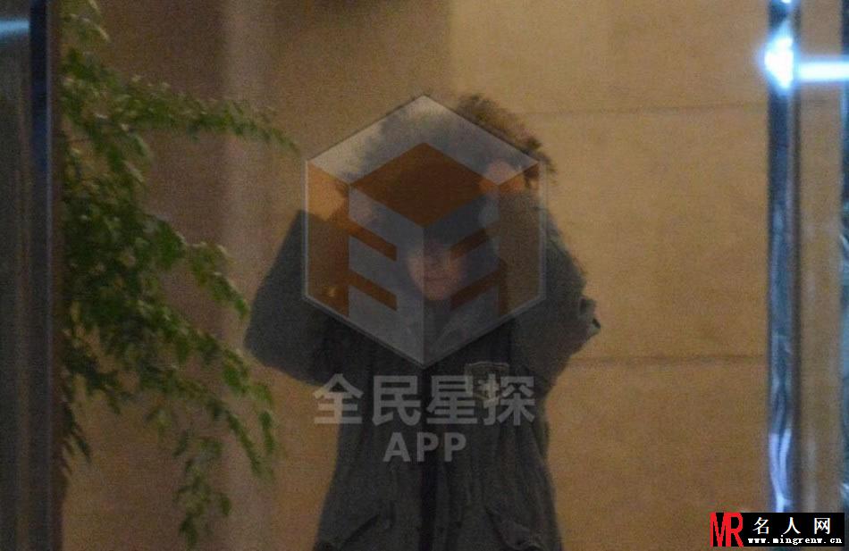 陈赫公寓夜会张子萱 激吻熊抱全纪录(1)
