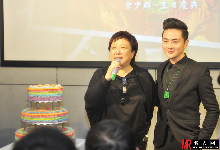 余少群北京庆生 好友齐聚欢乐无限(1)