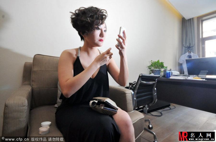 前超女王梓整容后首次露面 浓妆艳抹酷似大妈(1)