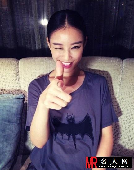 倪妮微博晒美萌照 模仿蝙蝠女霸气十足(1)