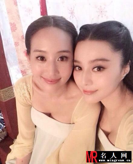 范冰冰张钧蜜鬼脸自拍 俩女神挤胸卖萌(1)