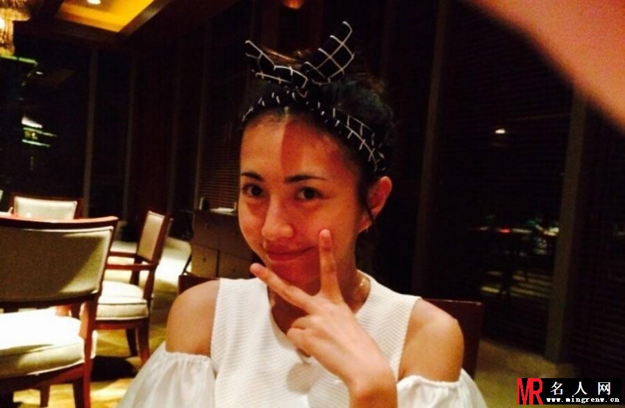 包贝尔女友生活照曝光 剪刀手频出镜(1)