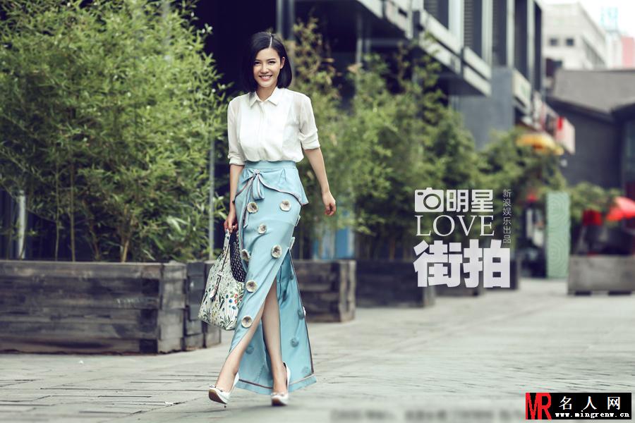 杨子姗时尚街拍曝光 利落短发诠释多维度美(1)