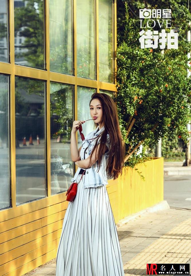 戚薇李韧韧时尚街拍 百变穿搭诠释夏日迷情(1)