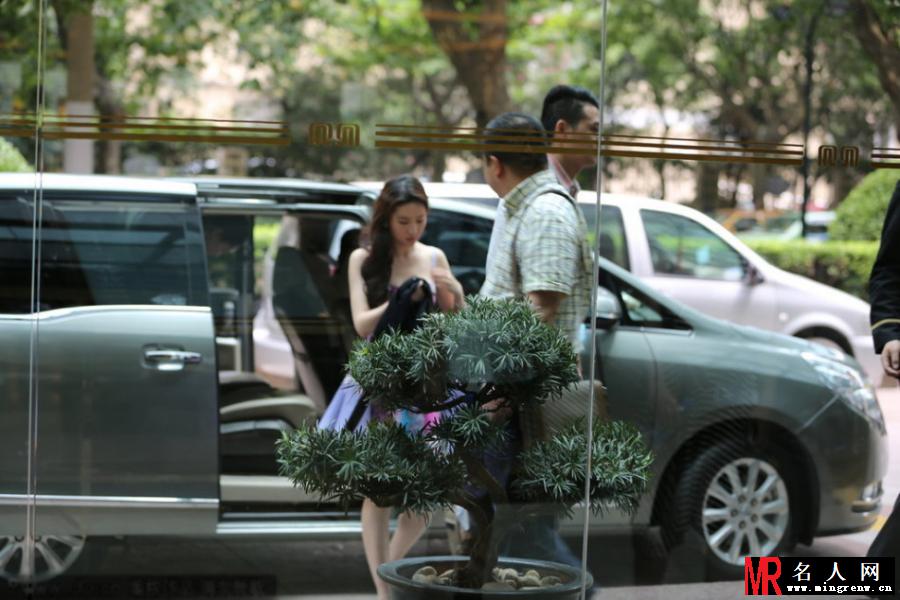 刘亦菲着性感吊带露酥胸 遭粉丝围堵狂拍(1)