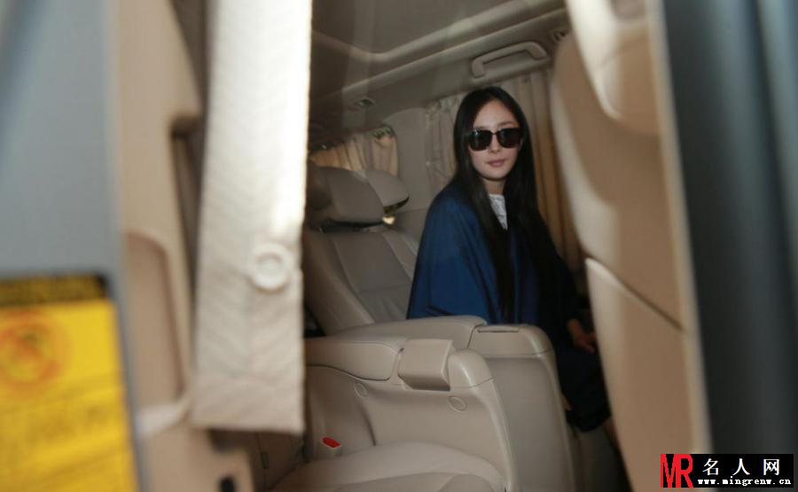 杨幂产后出院 刘恺威提婴儿篮满脸幸福(1)