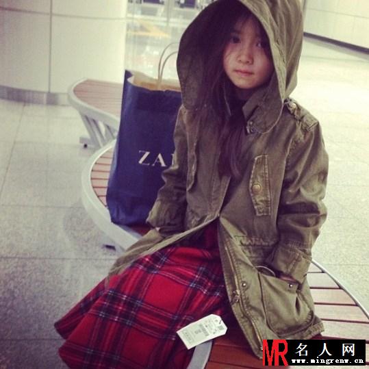 韩国小萝莉萌照走红 曾与天王Rain亲密合影(1)