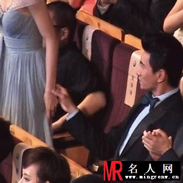 刘诗诗吴奇隆一年前亲密牵手照曝光(1)